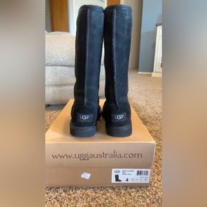 UGG size 4 in kids, 6 for women’s. There is a bit of wear on them as you can see